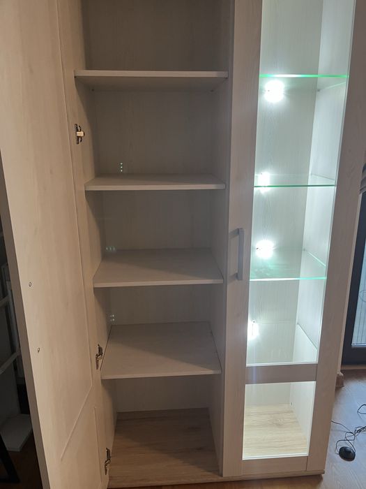 Vitrină elegantă cu LED - 8 rafturi (sticlă + lemn) - Stare impecabilă
