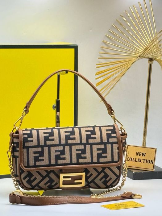 Geanta Fendi noua !!! Dimensiuni 25/18 !!!