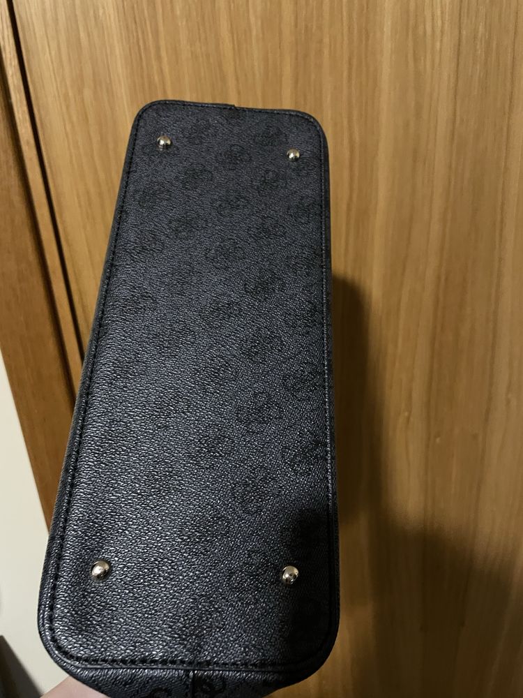 Дамска чанта Guess