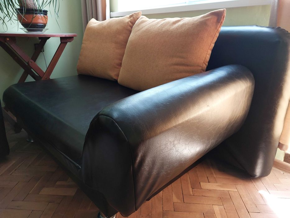 Продавам ъглов кожен диван + холна маса