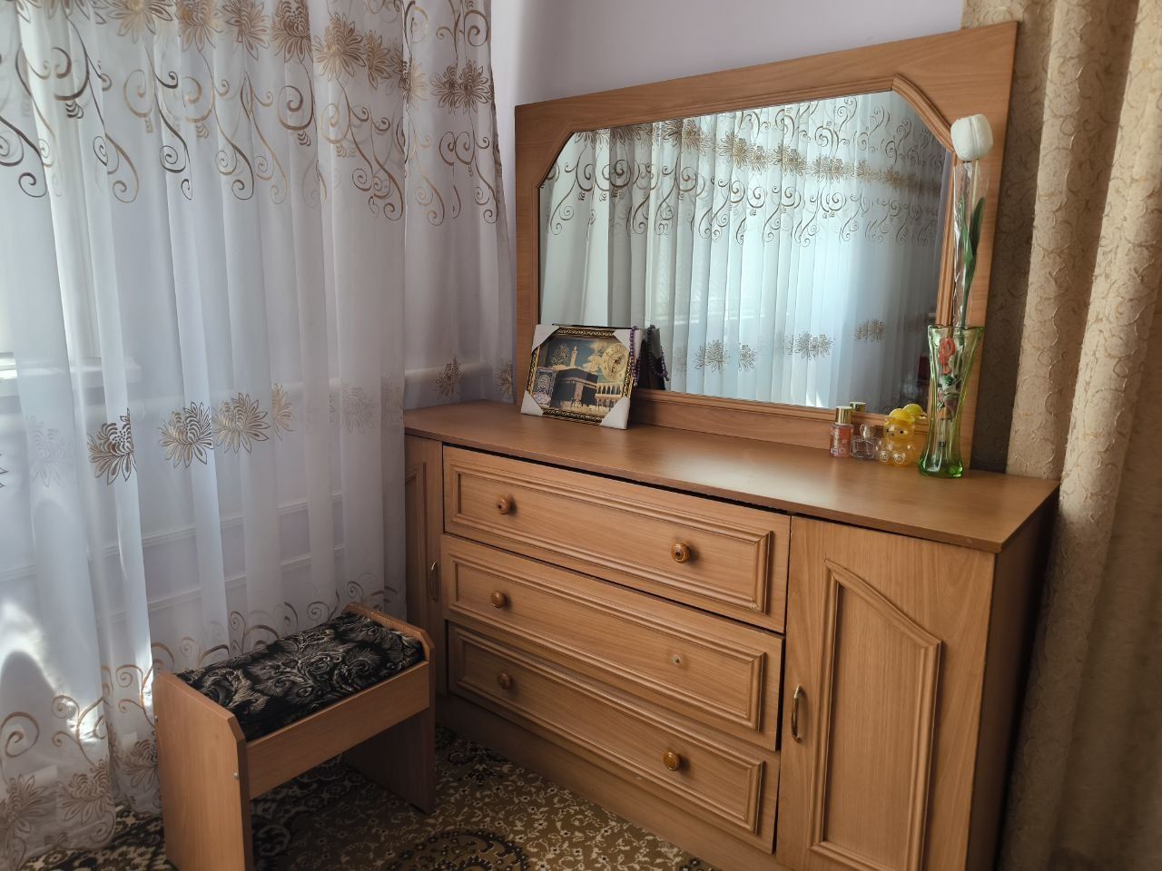 В комплект входит: Просторная спальная кровать, 2 тумбочки, шкаф комод