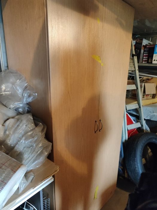 Шкаф для вещей, примерно 2 метра в высоту