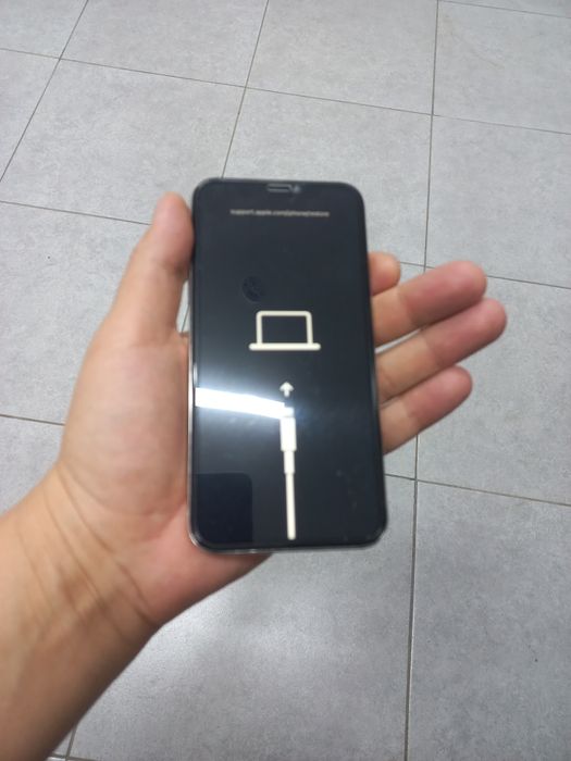 iPhone X,на запчасти.Айклауд заблокирован.Аккумулятор ведут.Нет слух д