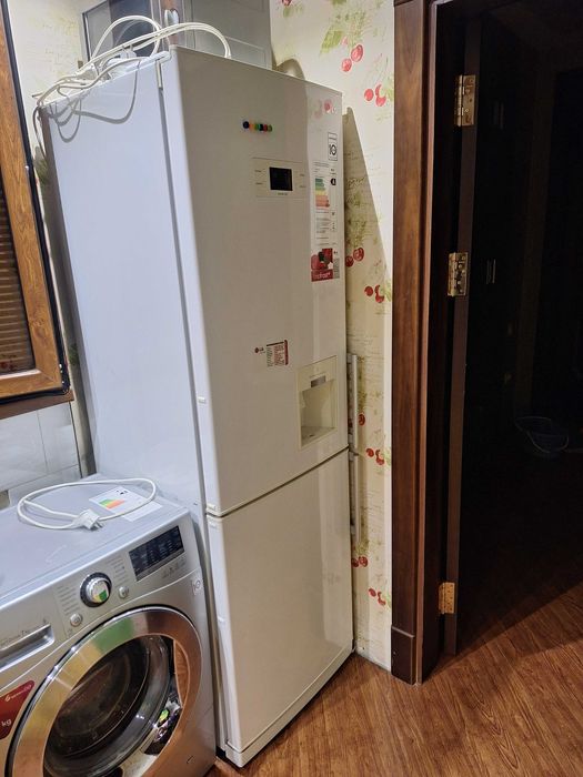 Продаётся холодильник LG, с диспенсером для напитков