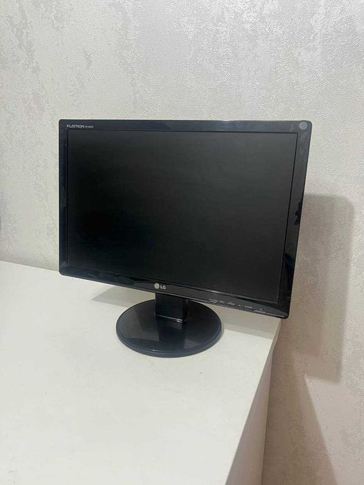 Монитор 19 дюймов в хорошем и рабочем состоянии