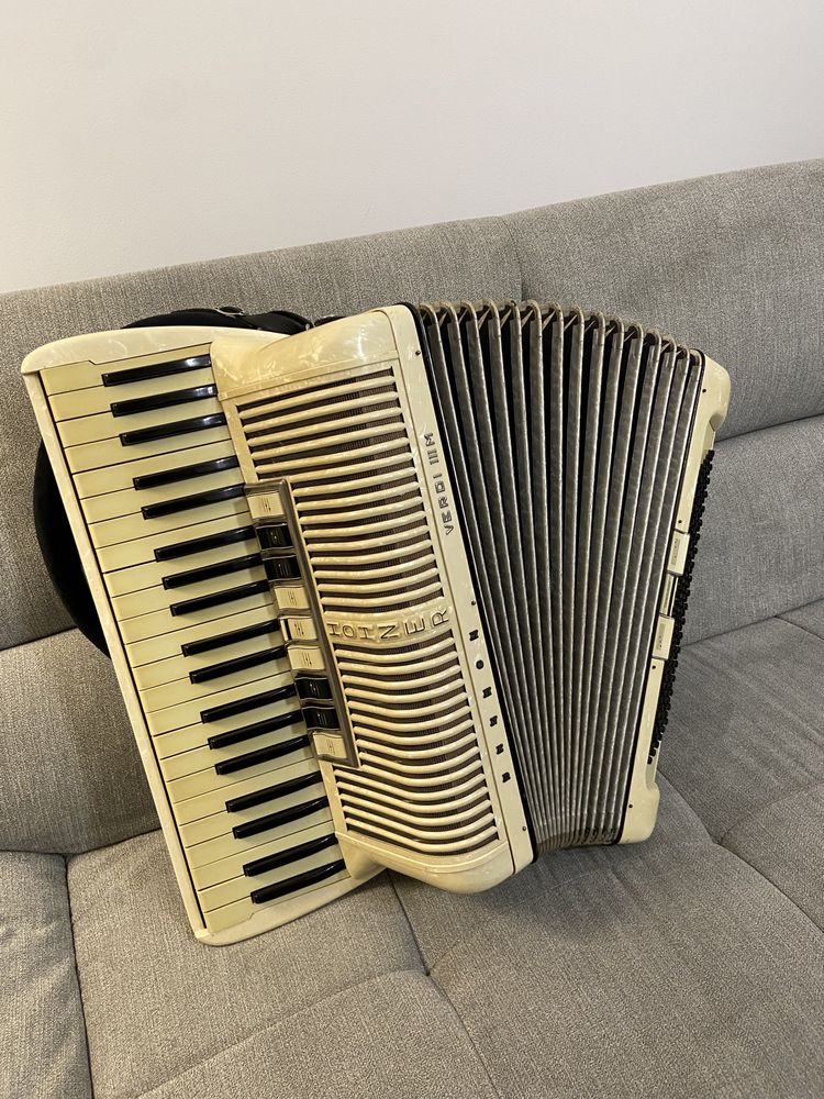 Acordeon Hohner cu 120 de basi