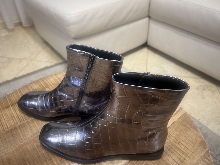 Ghete DKNY , piele naturala