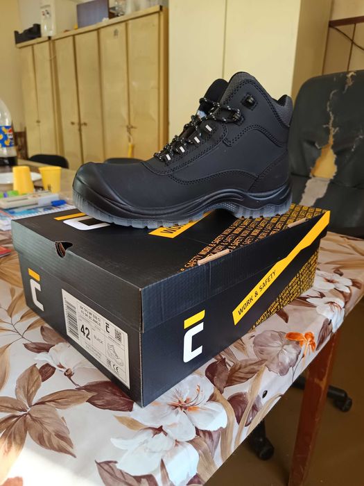 Работни обувки с метално бомбе и пластина размер 42