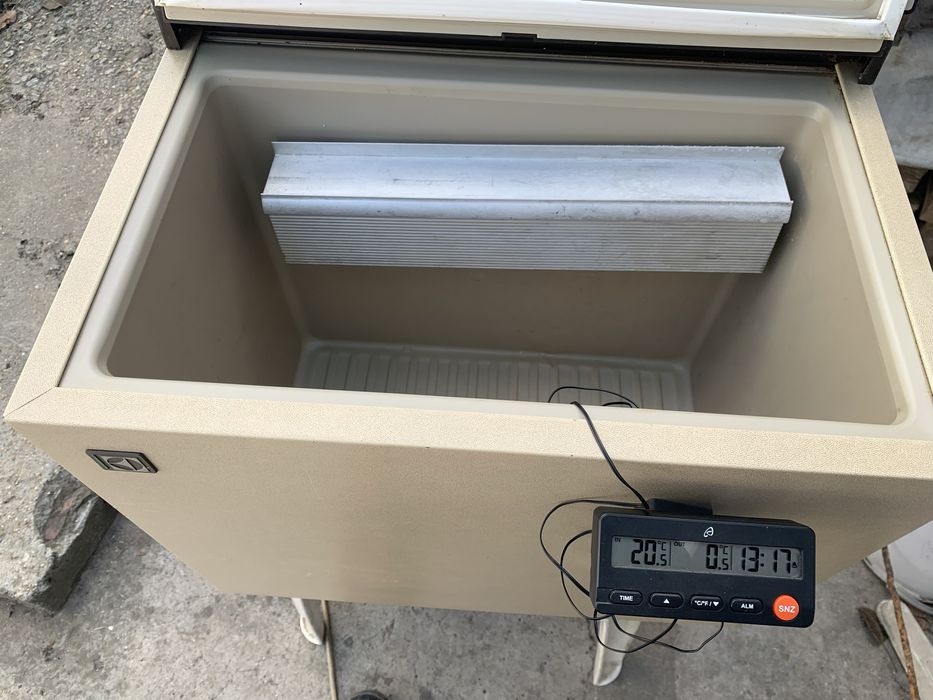 Продавам хладилник на ток 220v, 12v, газ 40 л Electrlux