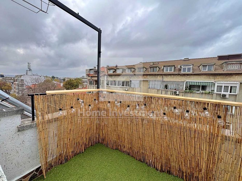 Тристаен апартамент на две нива в близост до Общината