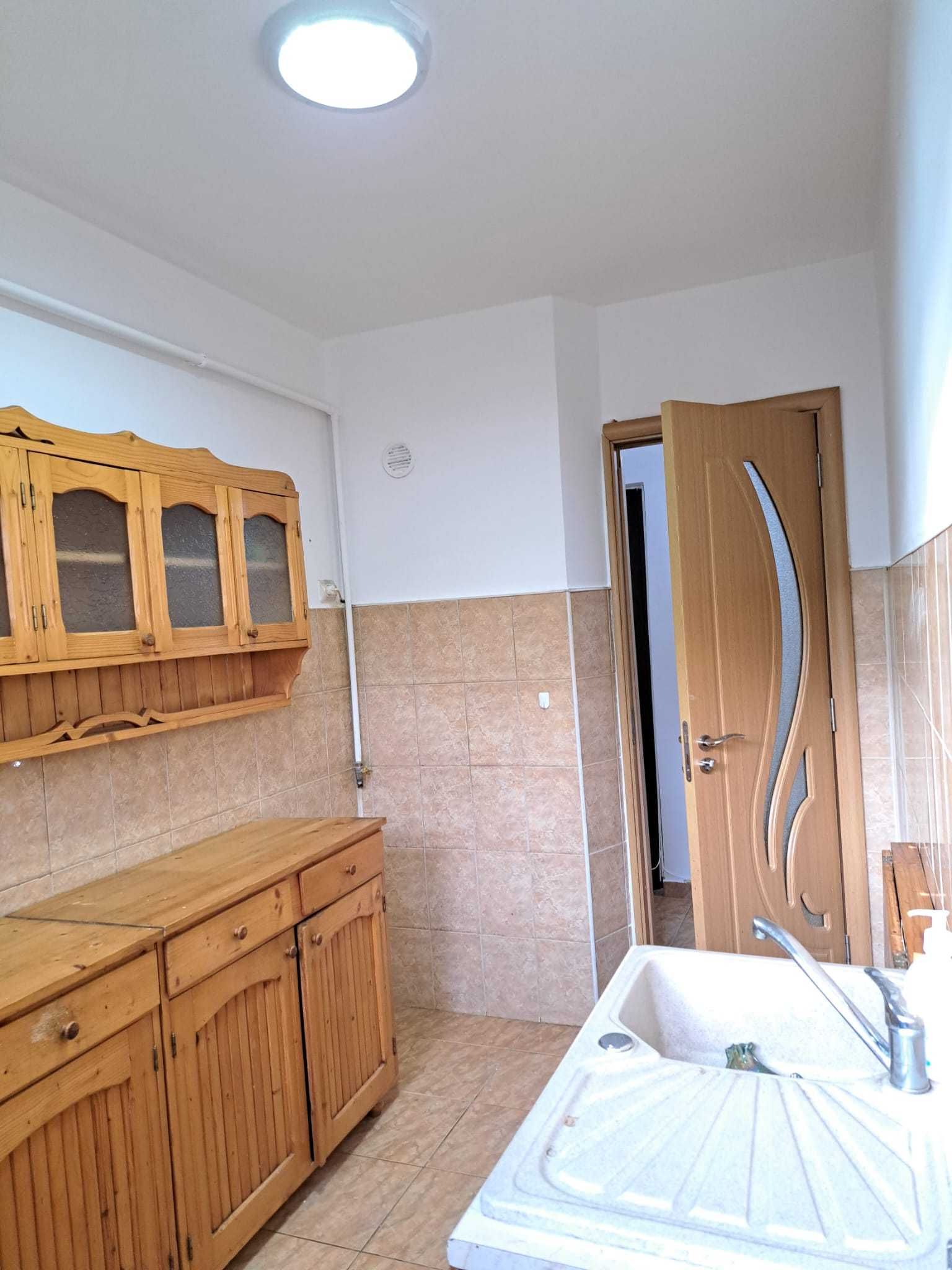 Vând apartament 2 camere, zona Orizont