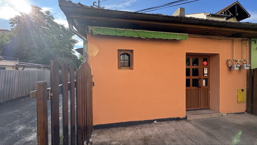 Spațiu comercial stradal cu birouri, depozitare și teren 413 mp