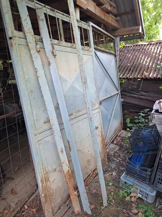 Uși metalice pentru garaj.