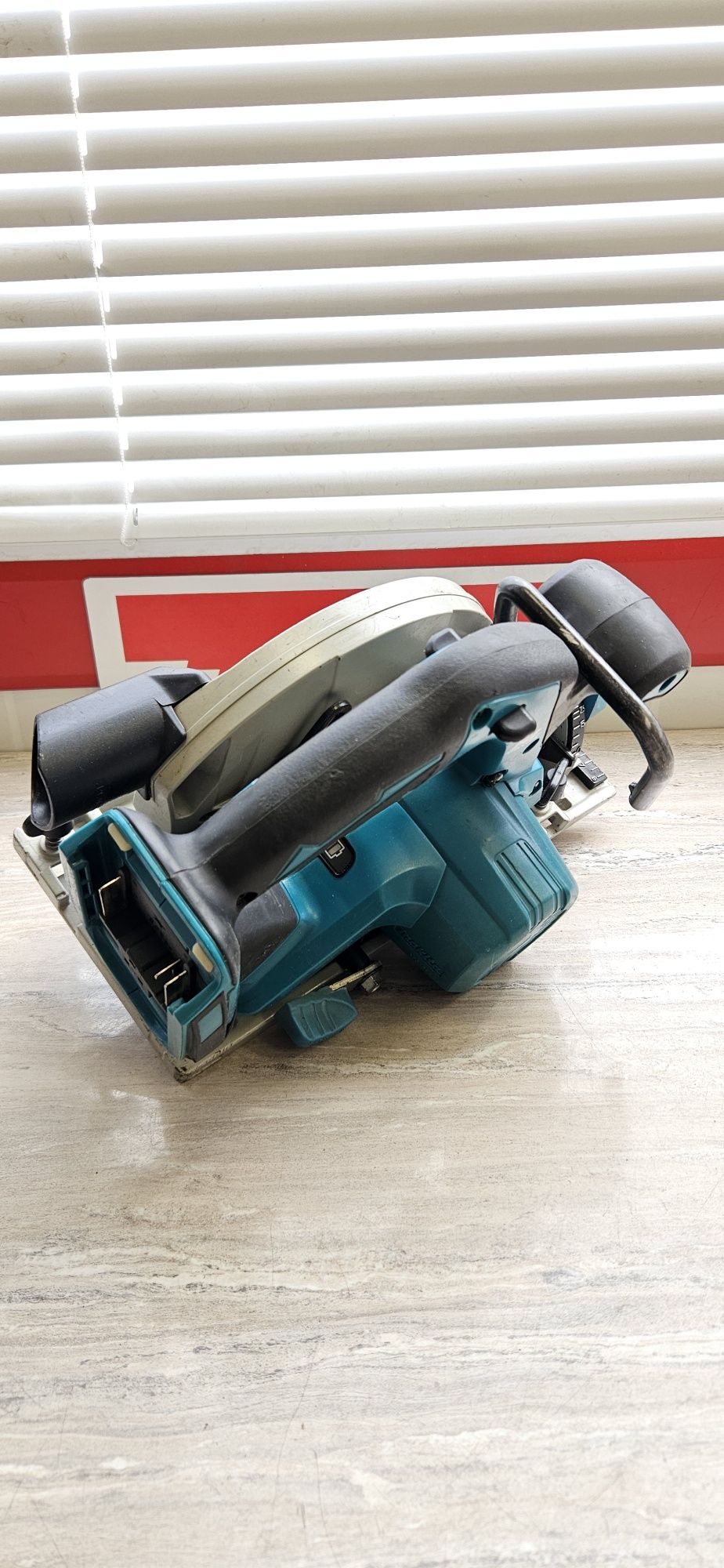 Makita Ръчен циркуляр DHS680