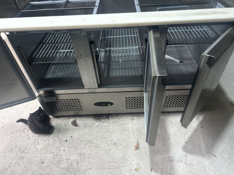 Хладилна маса 137см салатна