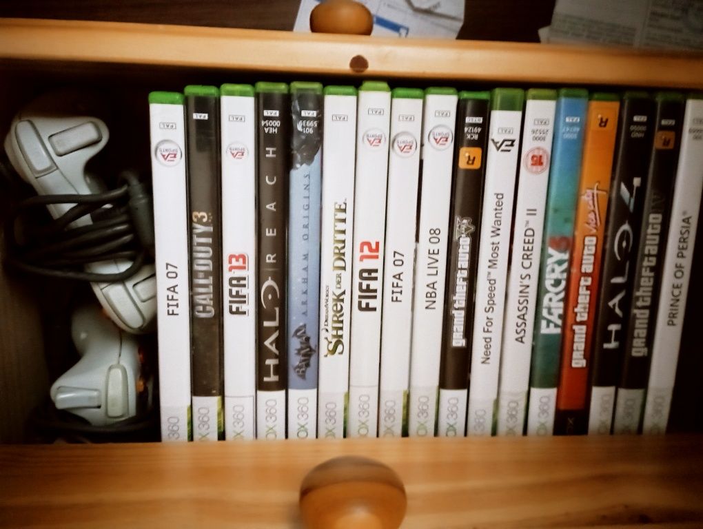 Vând Xbox 360 cu 17 jocuri