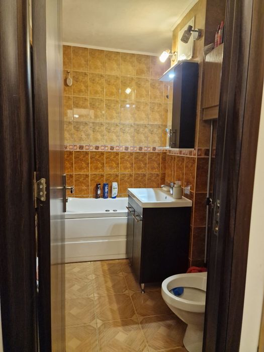 PROPRIETAR vând apartament 3 camere decomandate ,etj P /4 ,zona 1 Mai