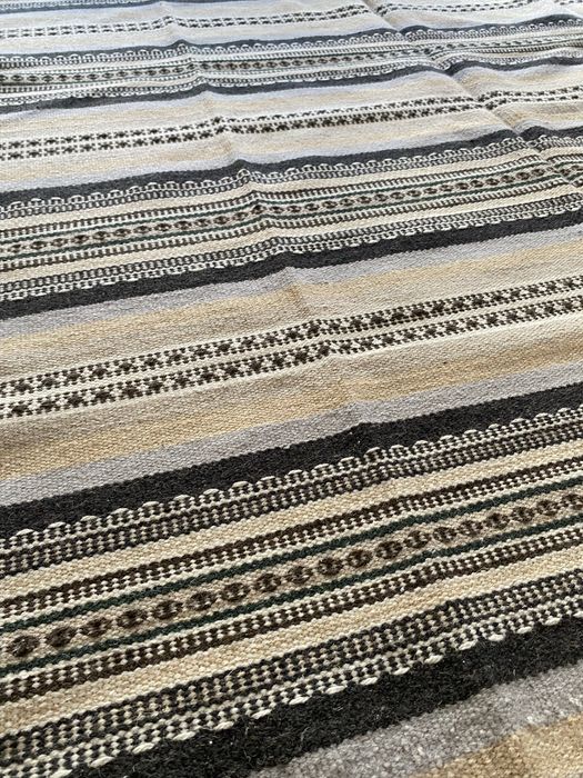 Covor de lana lucrat manual