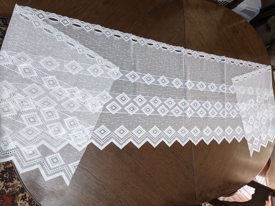 Perdele albe si colorate scurte si lungi. Pret de la 8 la 15 lei.