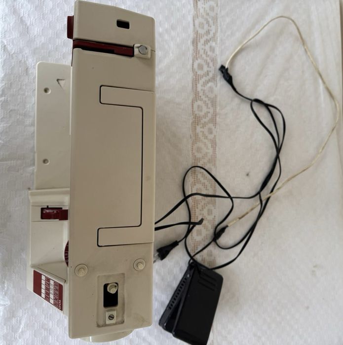 Masina de cusut Bernette 100 by Bernina-functionala cu pedala inclusa
