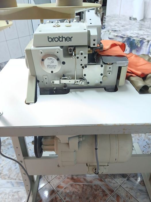 Masina de cusut cu 2 ace 4 fire overlock BROTHER 
Model EF4 -V41 
Masi