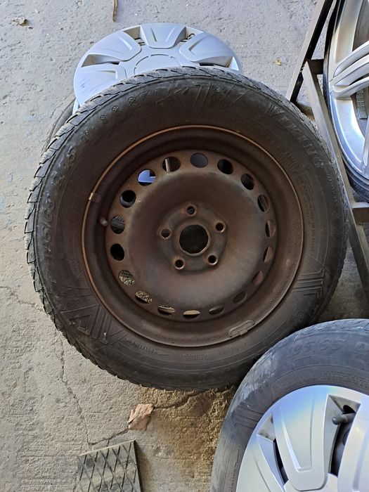 Vând jenti tabla, cu anvelope iarna, capace roti și prezoane