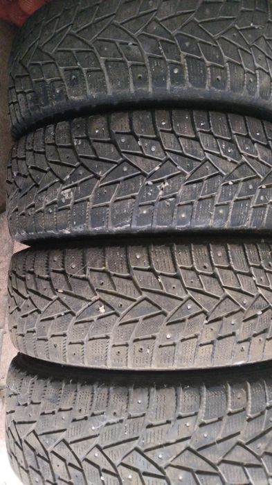 Продам шины на  зимние средни состоянии