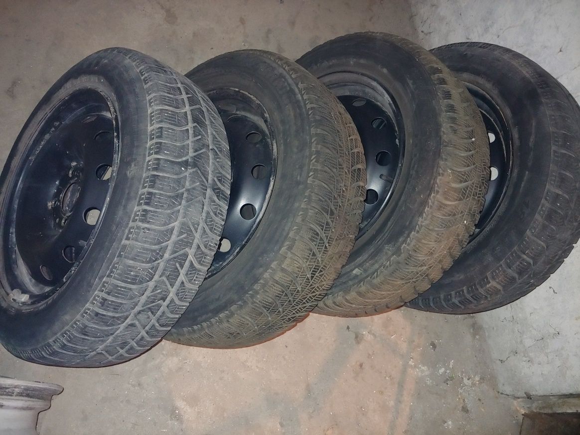 Зимни гуми 185/65/15 със стоманени джанти 15"