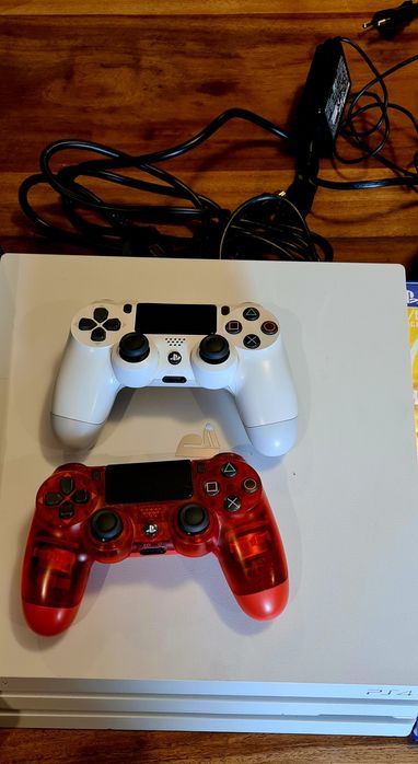 PS 4 Pro , 1 TB , 2 controllere + 4 jocuri , încărcător  dublu