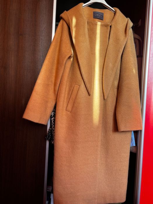 Кафяво вълнено палто с качулка