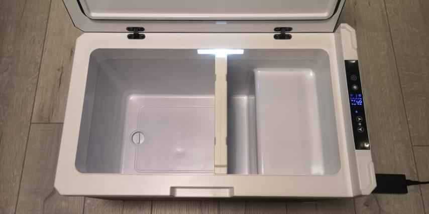 Инверторен компресорен хладилник/фризер 12 / 24 / 230 v
Обем 40 литра