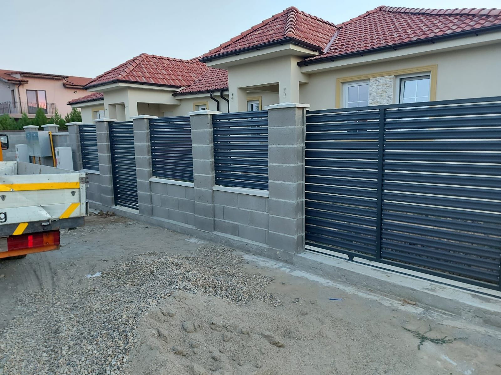 Montări garduri din beton si boltari turnam terase foișoare trotuare