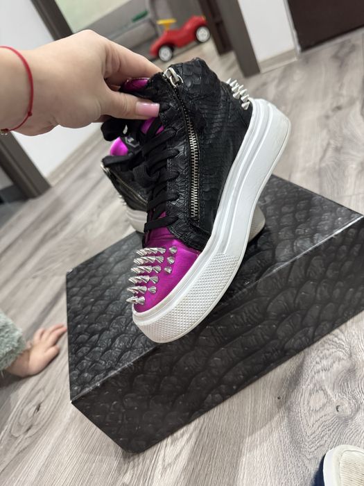 Adidasi Sarbu Atelier