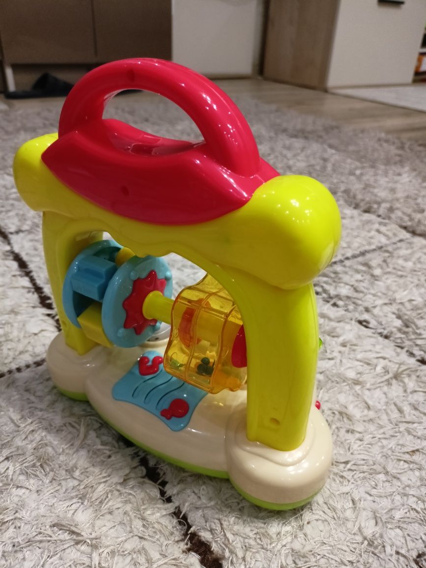 Бебешка играчка с музика - като нова (ползвана по-малко от месец)