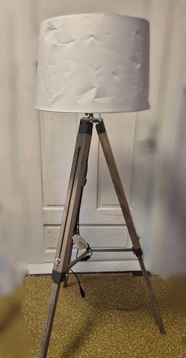 Стояща лампа триножник