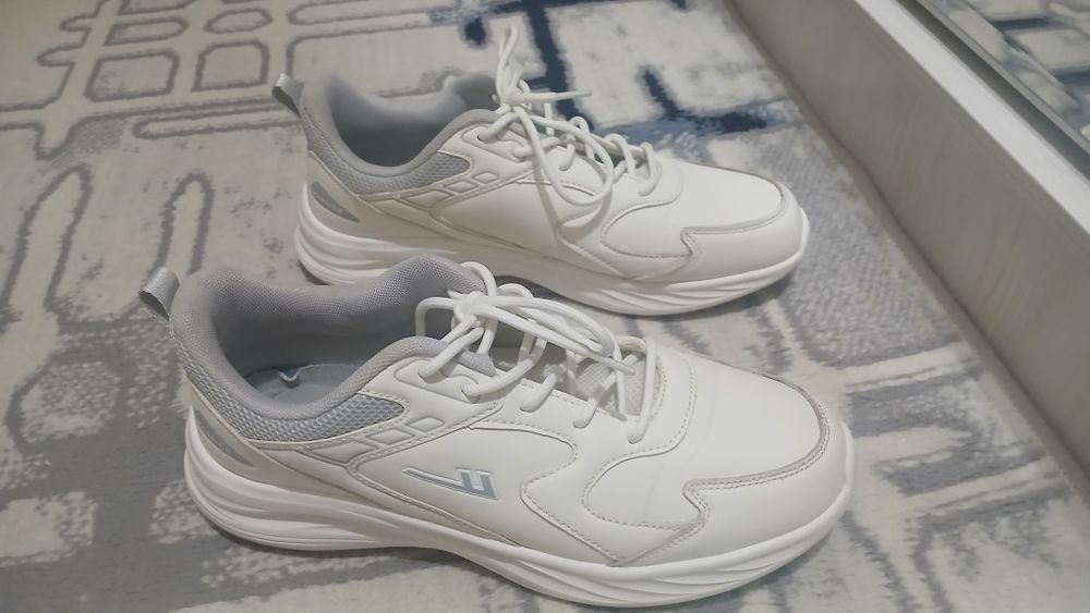 Продам кроссовки