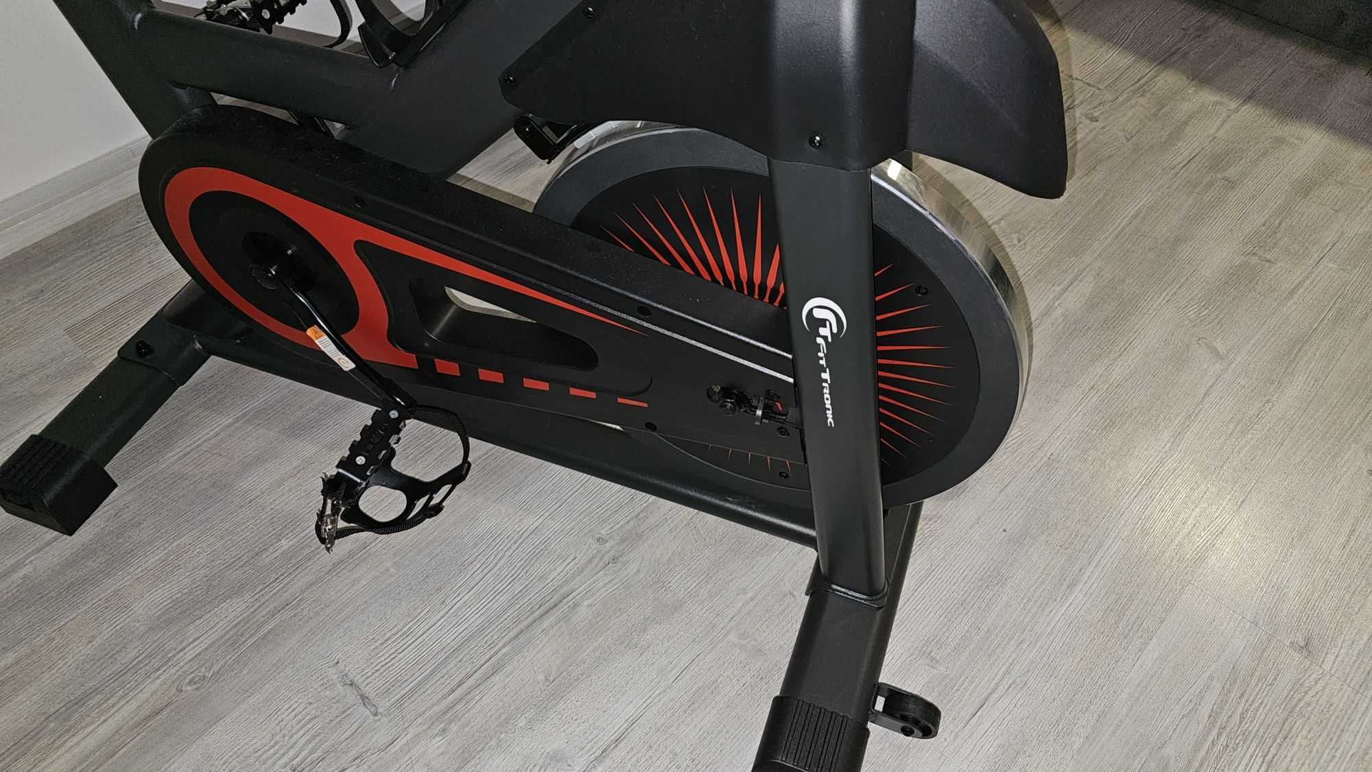 Bicicleta fitness indoor cycling FitTronic SB8000 volant 13 KG