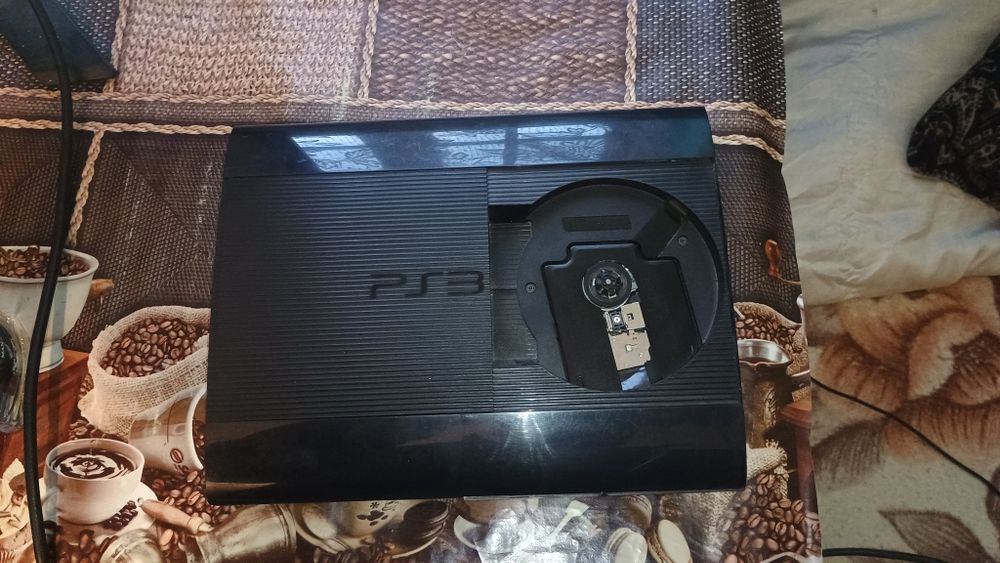 PS3 Super Slim + 2 controllere + jocuri populare