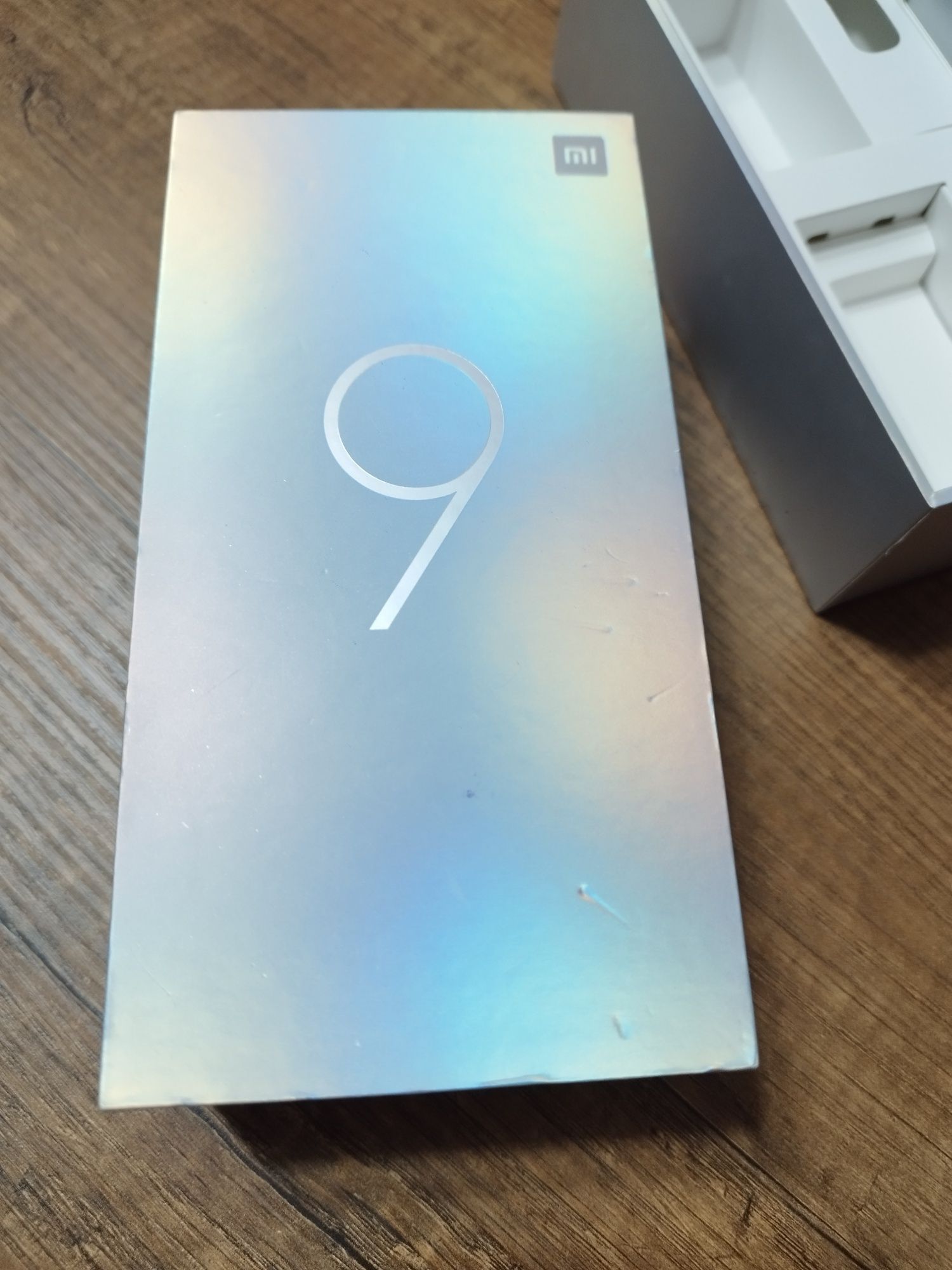 Телефон Xiaomi Mi 9