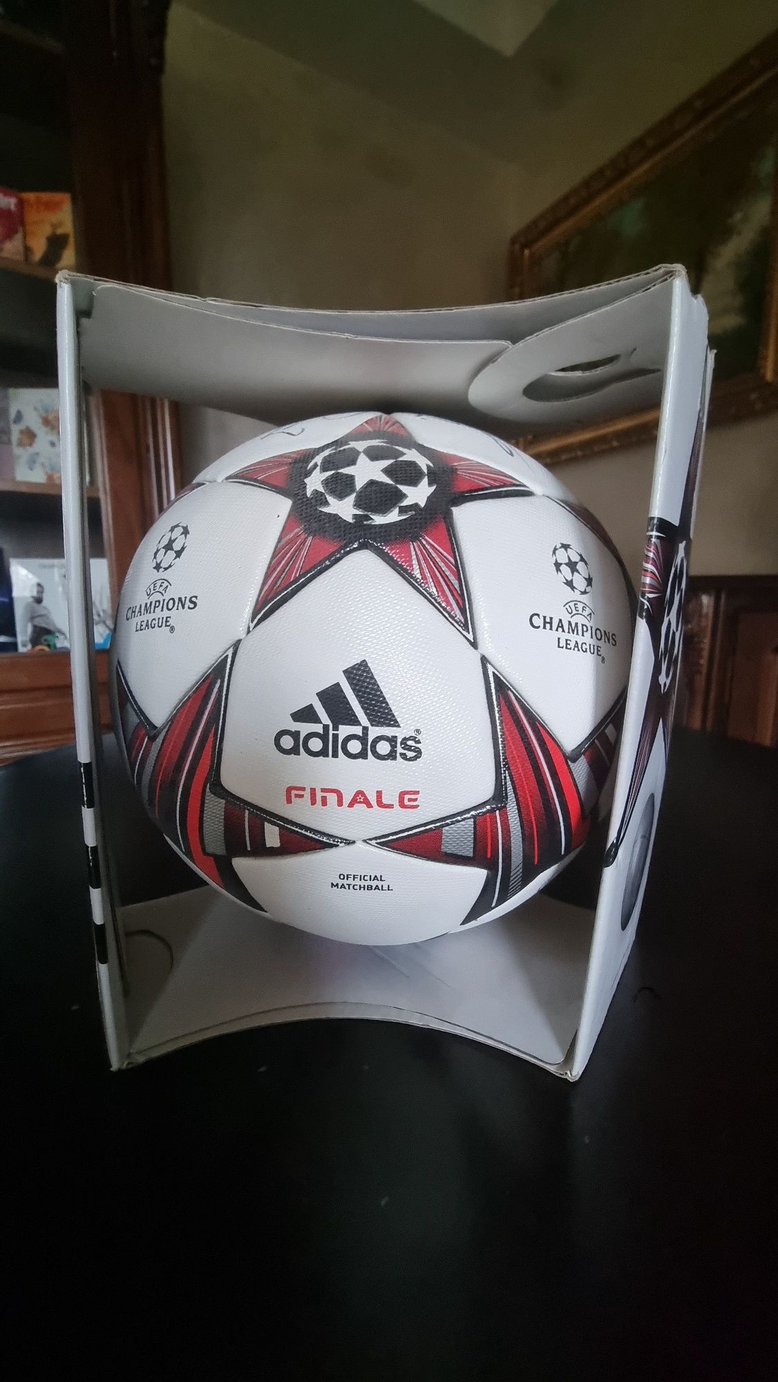 Minge oficiala UCL sezonul 2013-2014 cu autograful jucătorilor Stelei.
