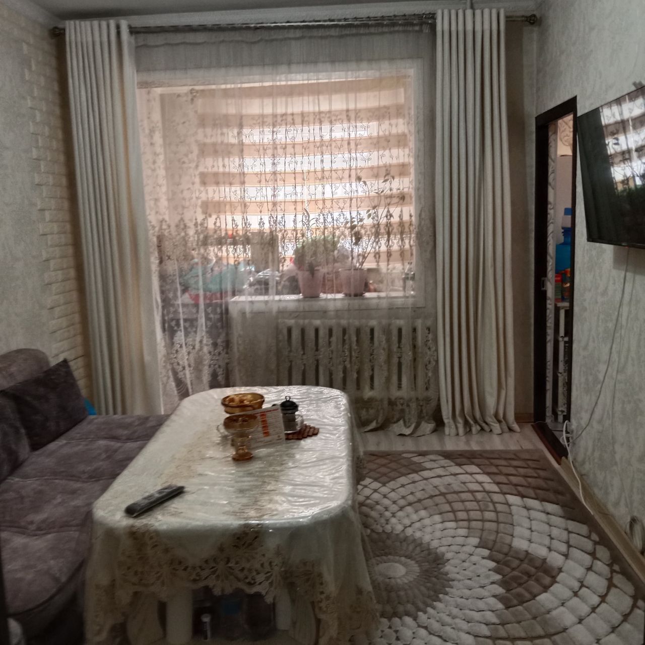 Чиланзарский район 6 квартал. Продаю 2 ком. Первый этаж.