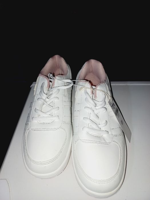 Adidași noi cu etichetă