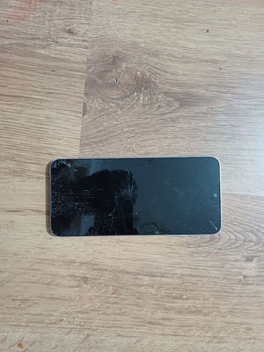 Samsung a05s cu displayul spart. Placa ok
Vibreaza. Se vad niste dungi