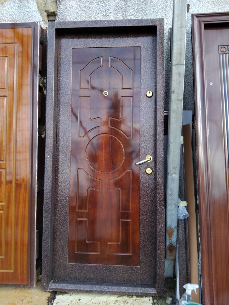 Vînd ușii metalice de exterior complete cu chei