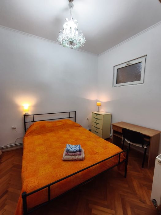 Închiriez garsonieră la curte