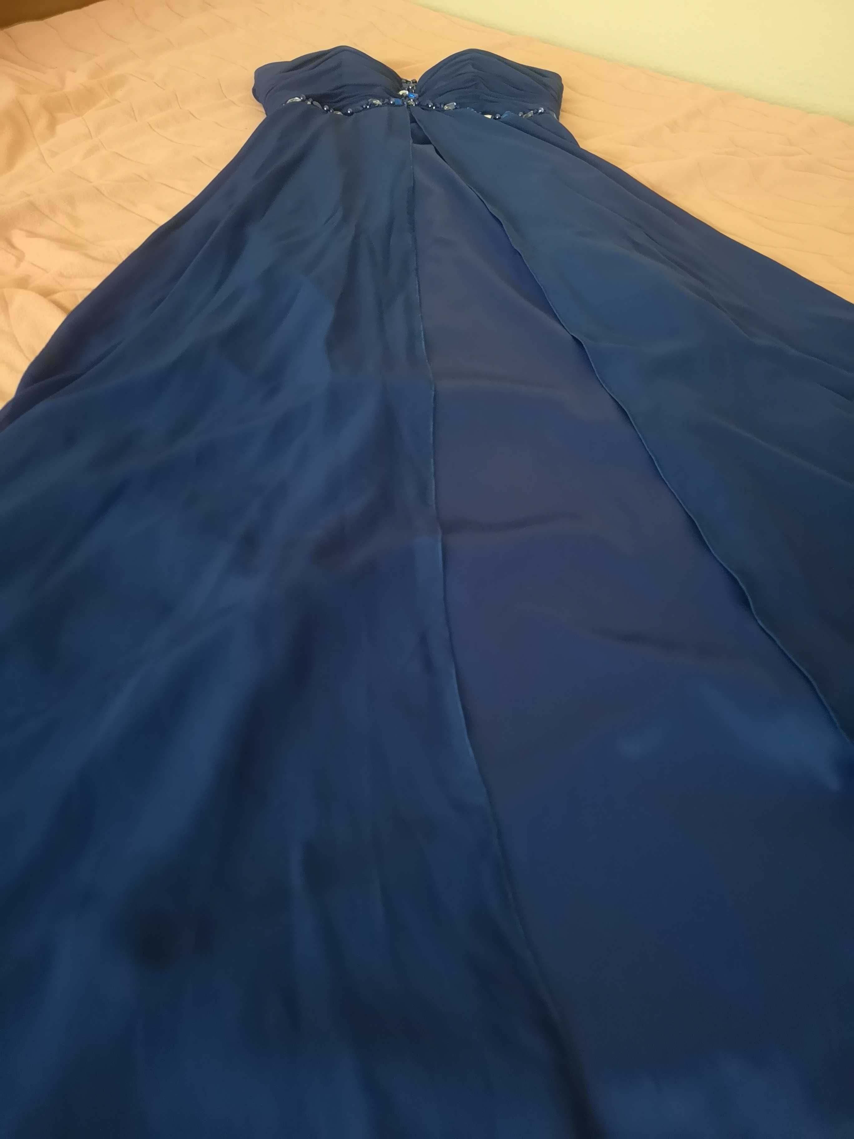 Бална рокля в турско синьо