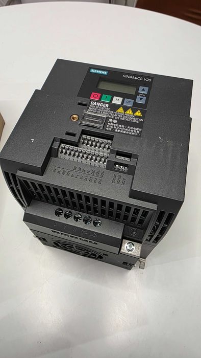 Vand 2 bucati convertizor frecventa Siemens Sinamics V20, FSAD 2,2kW