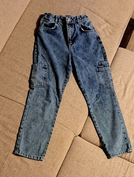 • Vând set 2 perechi de blugi, 140-146 cm •