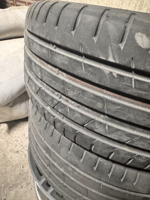 Шины Ikon Tyres 255/40 R19 2 шт летние проехал 1 сезон почти новые