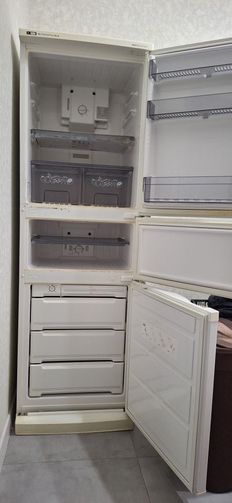 Продаётся холодильник Goldstar.